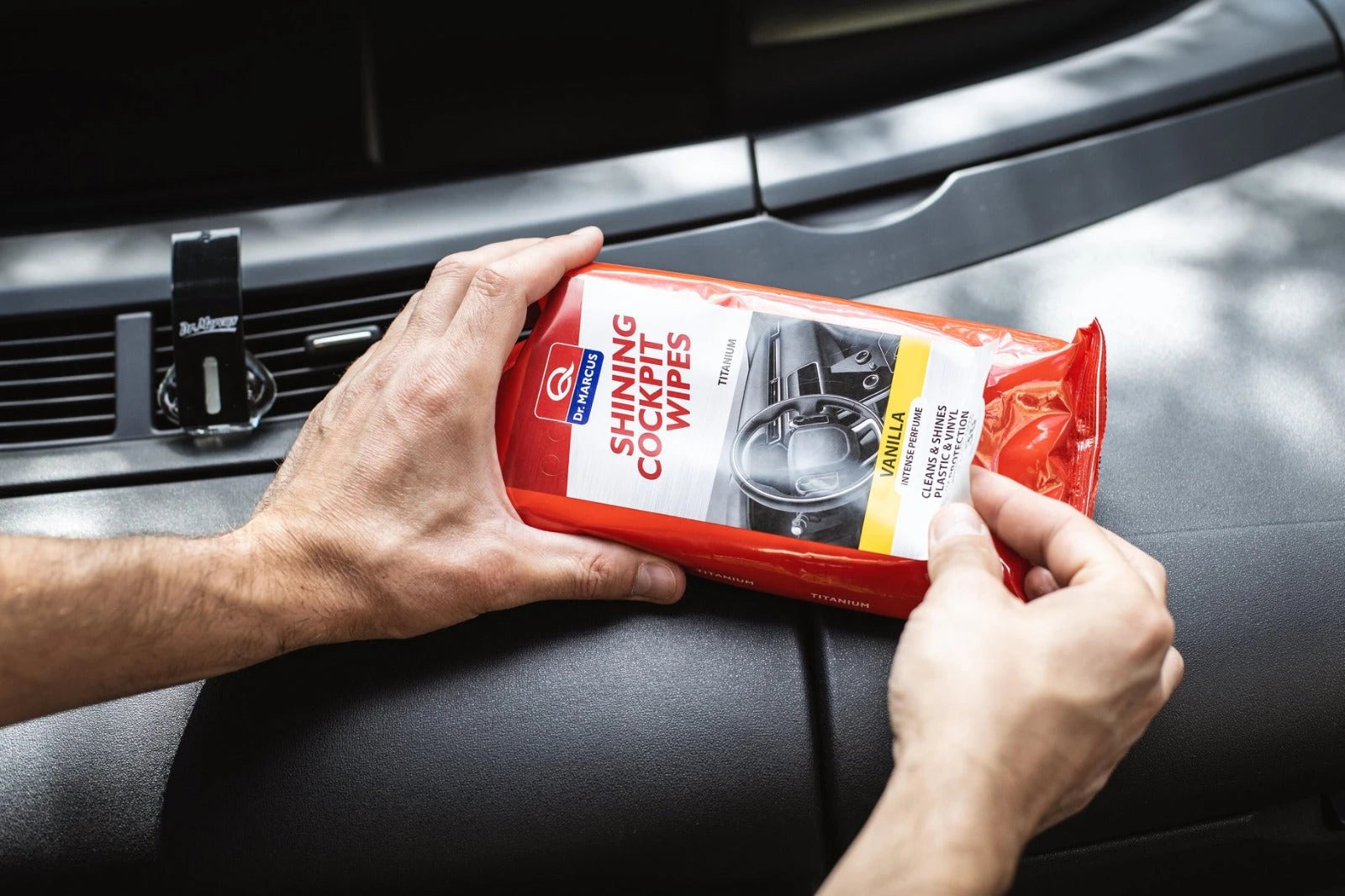 Dr.Marcus Shining Cockpit Cleaning Wipes-مناديل دكتور ماركوس شاينينج لتنظيف قمرة القيادة-Auto-Emporio-Kuwait.0