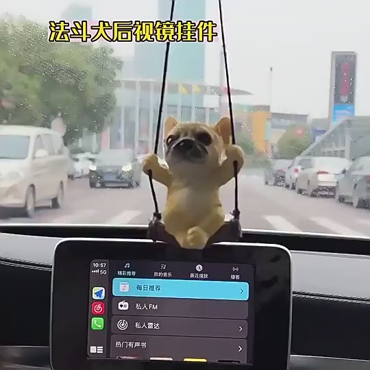 قلادة على شكل كلب بول دوج متأرجح